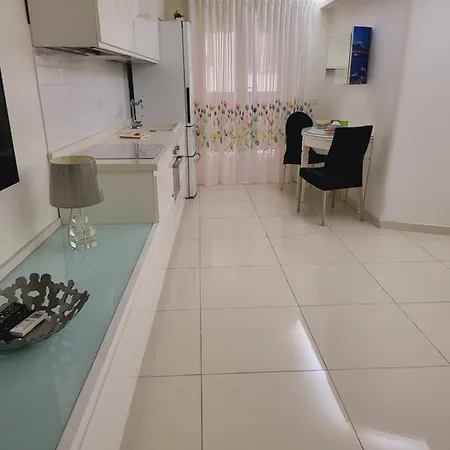 Апартаменты Megara House *